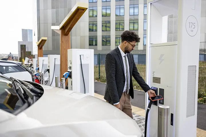 Използване на EMS за ефективна EV зарядна инфраструктура